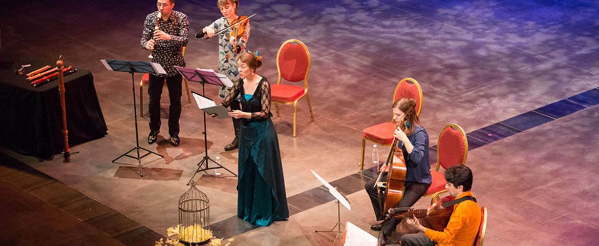 4 musiciens classiques et une chanteuse au milieu d'une scène de théâtre