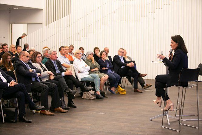 Christelle Morançais, Présidente du Conseil Régional des Pays de la Loire, dialogue avec une salle comble de ligériens