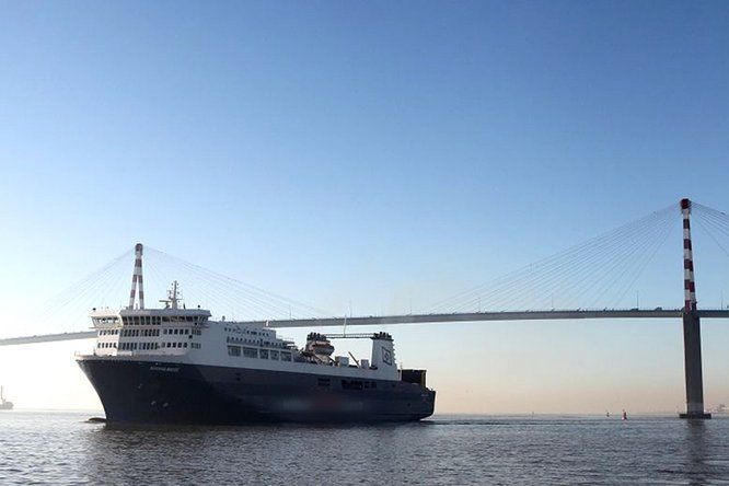 un ferry passe le  pont de Saint-Nazaire