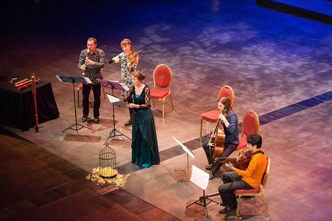 4 musiciens classiques et une chanteuse au milieu d'une scène de théâtre