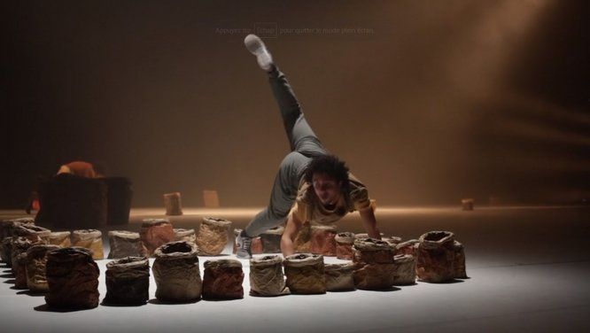 un homme danse au premier plan