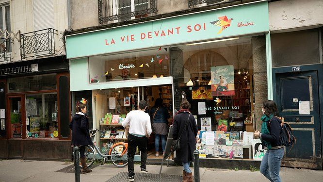 devanture d'une librairie avec passants