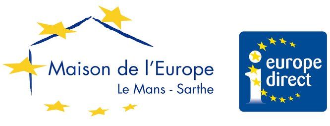 3 traits représentant le toit d'une maison, entouré de 6 étoiles jaunes. Dans la maison, le texte suivant :  Maison de l'Europe Le Mans-Sarthe. A droite, le logo avec un grand I entouré d'étoiles et le texte "Europe Direct"