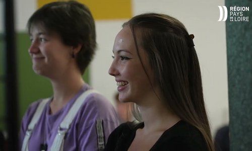 Christelle Morançais en Mayenne pour remettre des ordinateurs portables dans des lycées