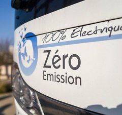 gros plan que le capot d'un car électrique zéro émission