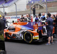 1 voiture à l'arrêt sur le circuit