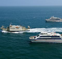 vue aérienne des bateaux de liaison yeu-formentine