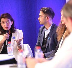 Christelle Morançais, présidente du Conseil régional des Pays de la Loire dialogue avec des jeunes à l'occasion du French fab