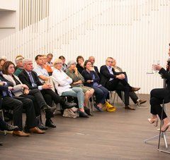 Christelle Morançais, Présidente du Conseil Régional des Pays de la Loire, dialogue avec une salle comble de ligériens