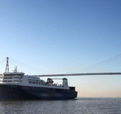 un ferry passe le  pont de Saint-Nazaire