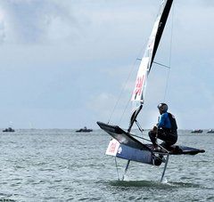 bateau à voile avec foil naviguant sur la mer