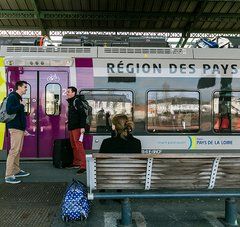 ter à quai avec voyageurs sur le quai