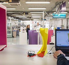 un homme regarde un écran d'ordinateur dans un atelier technologique