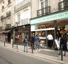 rue avec passants masqués devant une librairie ouverte