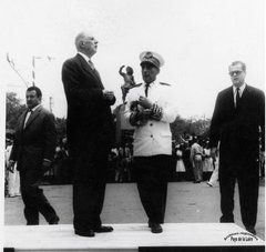 Le Général De Gaulle et Olivier Guichard (à droite) à Fort-de-France (1964)